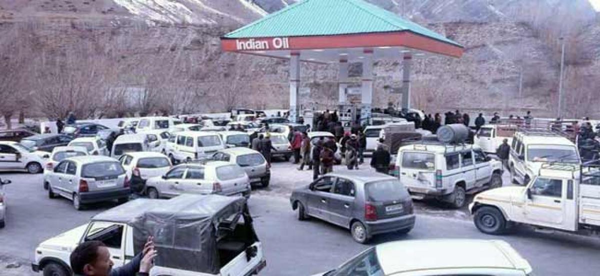 Snow-covered road lead to fuel crisis in Himachal