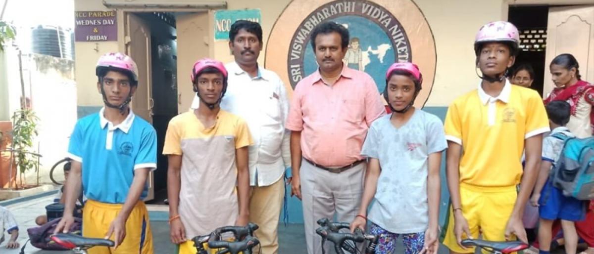 4 boys of Sri Viswabharathi Vidyanikethan selected for CM Cup cycling contest