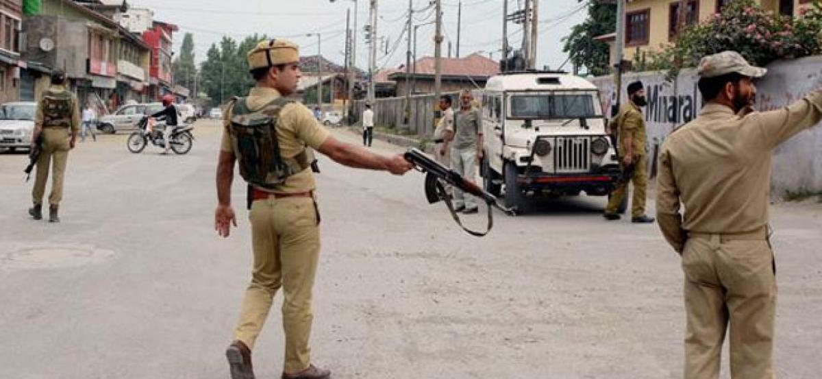 Srinagar: Policeman shot at, injured