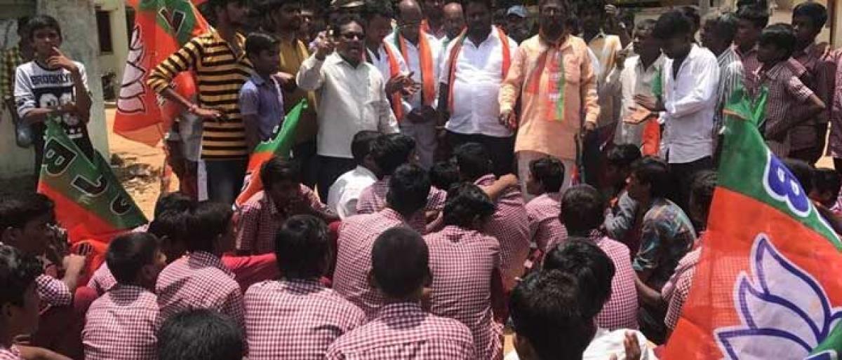 Students pitch for govt degree college in Devarkadra