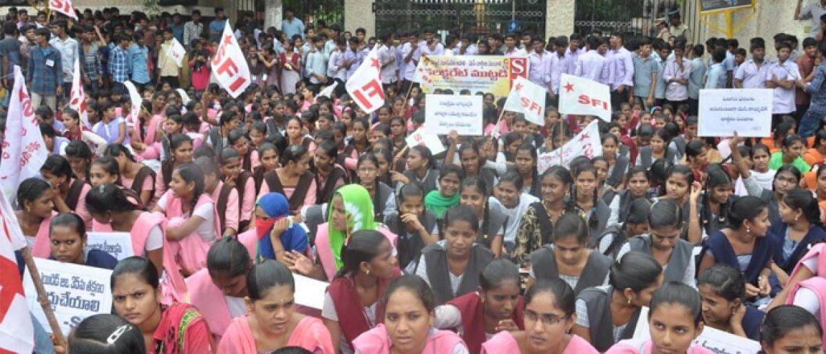 Students agitate for rise in scholarship in Kakinada