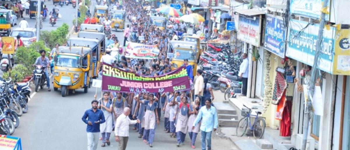 Students take out rally on Gandhi Jayanti in Tanuku