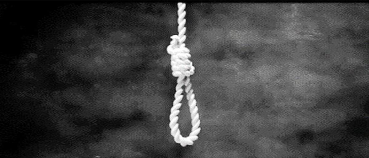 Girl commits suicide in Delhi