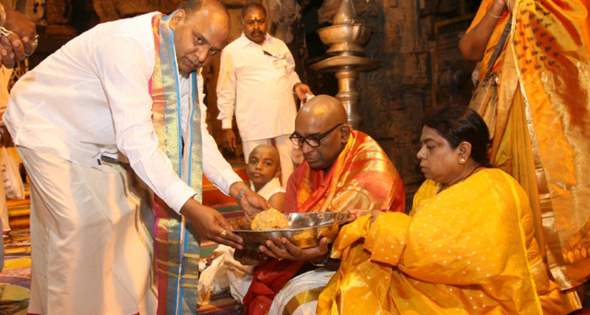 Justice Chelameswar worships at Tirumala