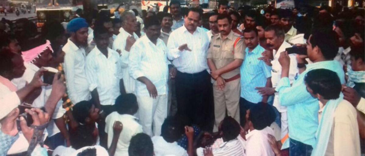 Suryapet farmers stage protest as traders refuse to pay MSP for paddy
