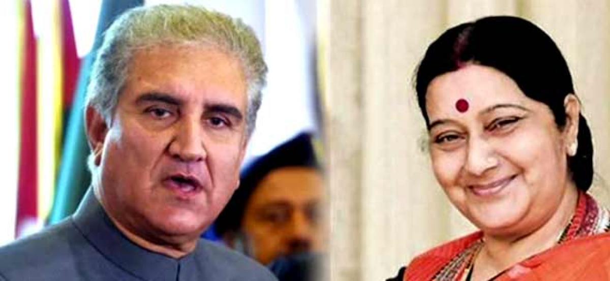 Snubbed at SAARC meet, Qureshi makes personal attack on Sushma