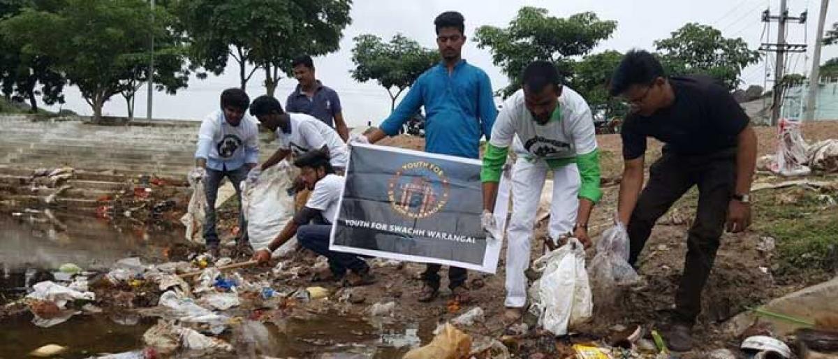 Youngsters remove muck as GWMC turns blind