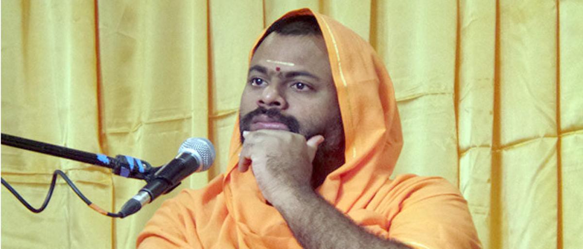 Swami Paripoornananda slams TRS, Mahakutami