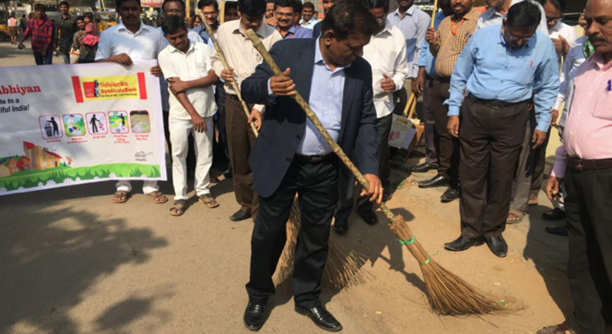 Syndicate Bank staff takes out Swachh Bharat rally