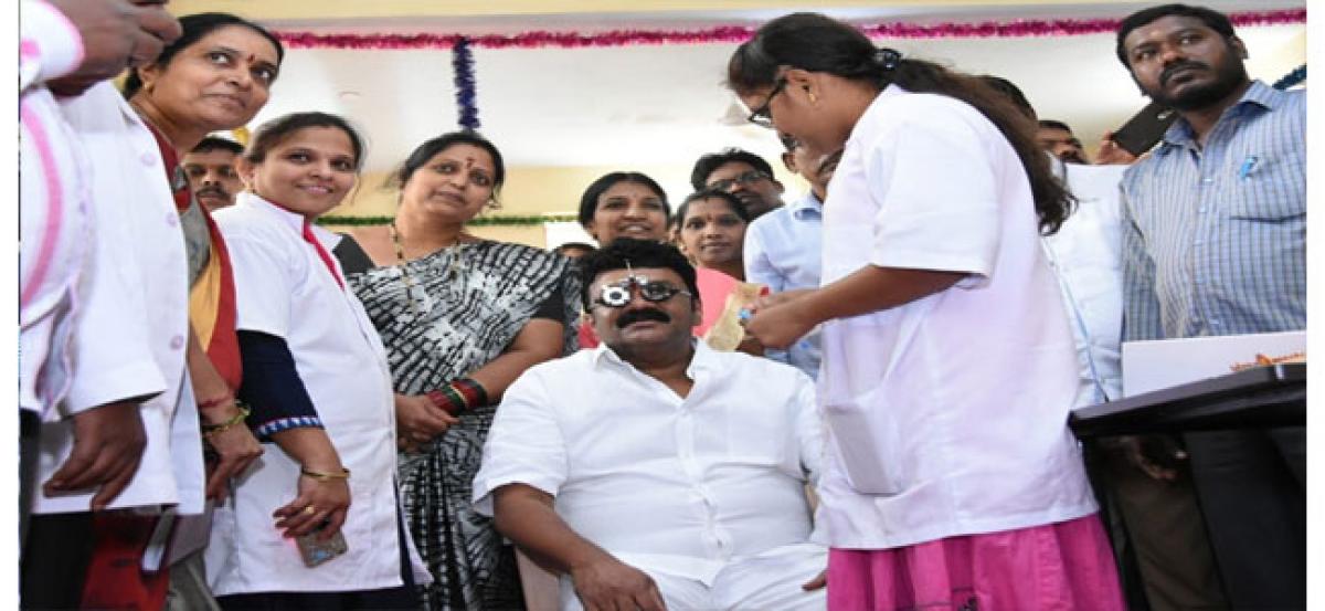 Talasani undergoes eye test at ‘Kanti Velugu’ centre