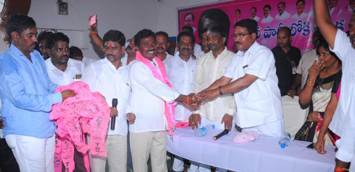 Leaders deser TDP  in droves, join TRS