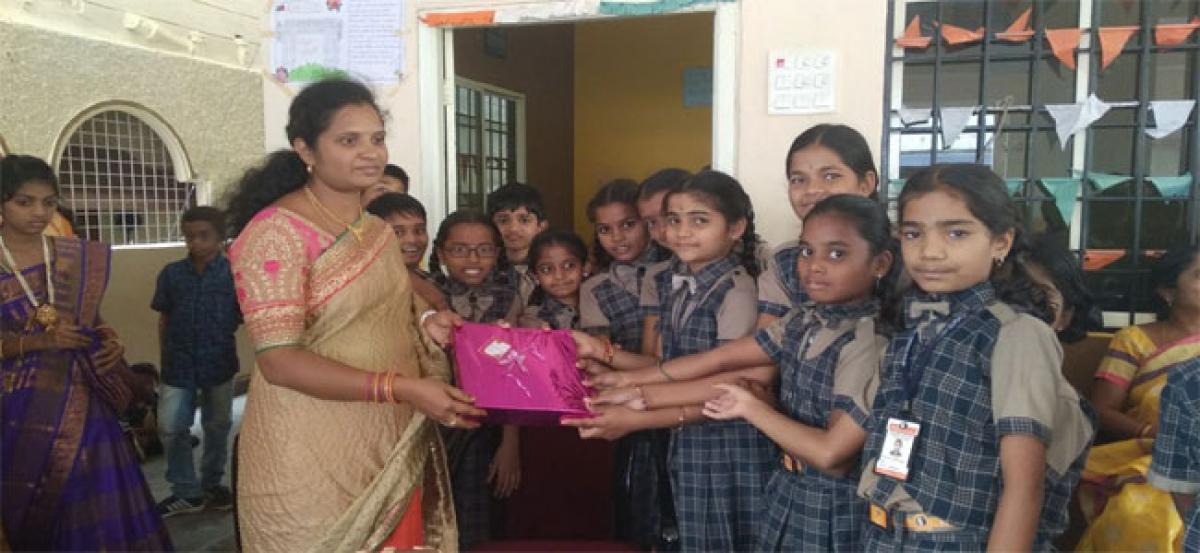 Students honour teachers with gifts in Tandur