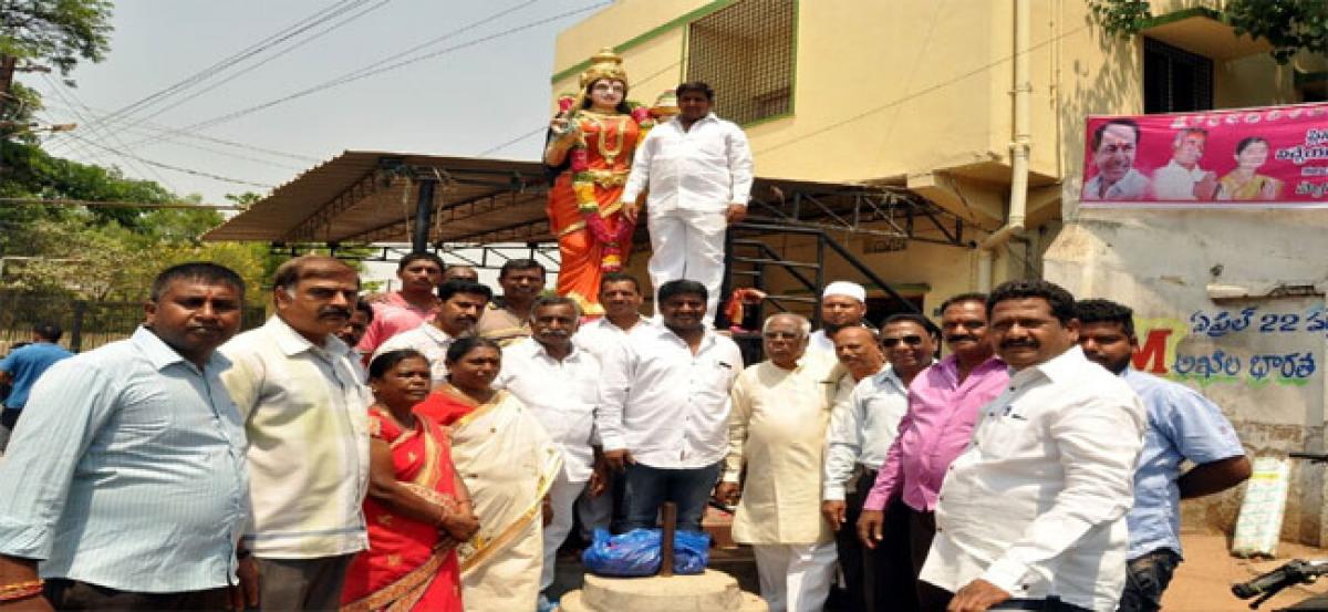 SCB members pay floral tributes to Telugu Talli