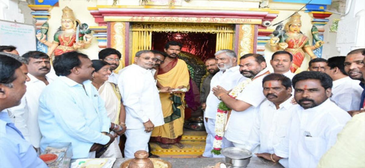 `1 lakh donated to Katta Maisama Temple