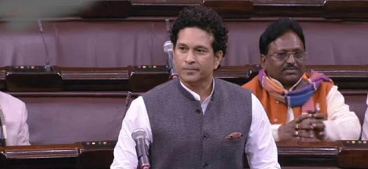 Tendulkar urges Gadkari to act against fake helmet makers