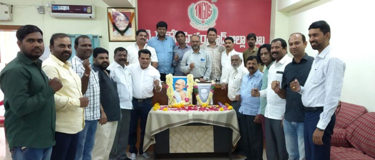 TNGOs gave Tributes to Gandhi, Shastri