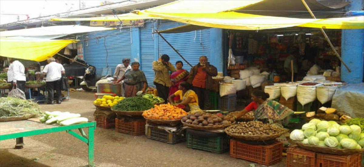 Red alert: Tomato prices soar to Rs 30 per kg at Monda Market