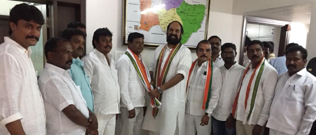 Vexed with TRS, Warangal leaders join Congress