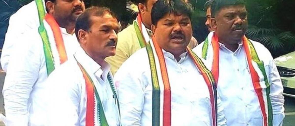 Narsa Reddy, Ramulu Naik join Cong ahead of Telangana polls