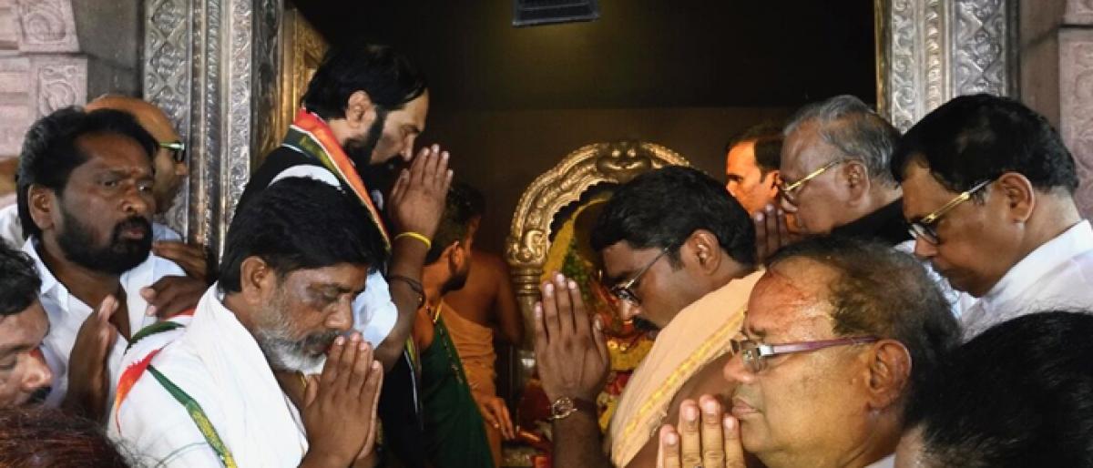 Congress kick starts its campaign with Jogulamba blessings