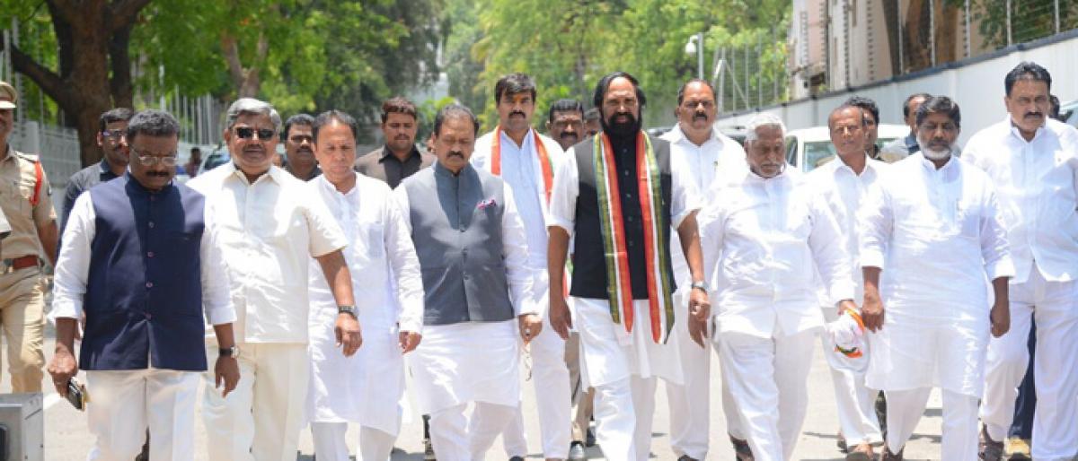 Congress netas meet Guv, urge him to act fast