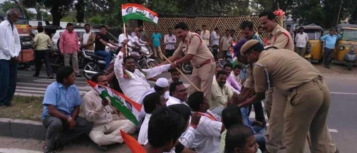 Congress activists protest over arrest of Ponnam