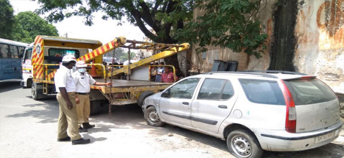 Traffic obstructions cleared on Khilwath road