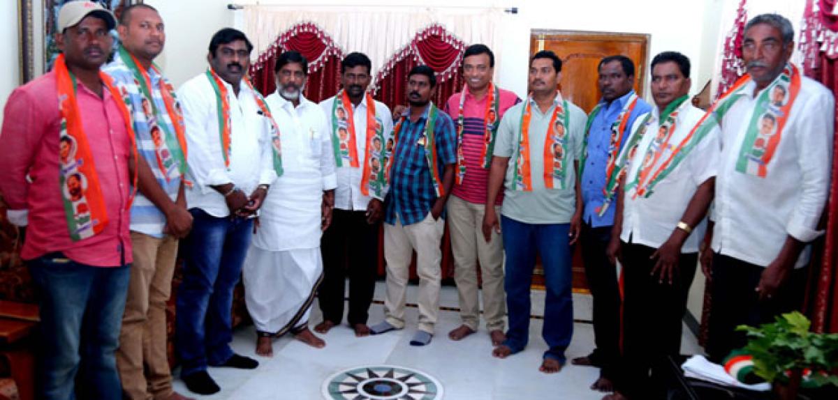 Seven TRS councilors join Congress in Madhira