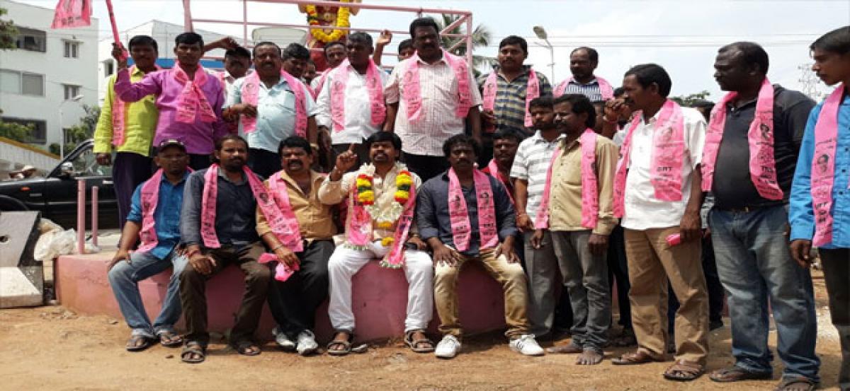 TRS dissident protests at Telugu Talli statue