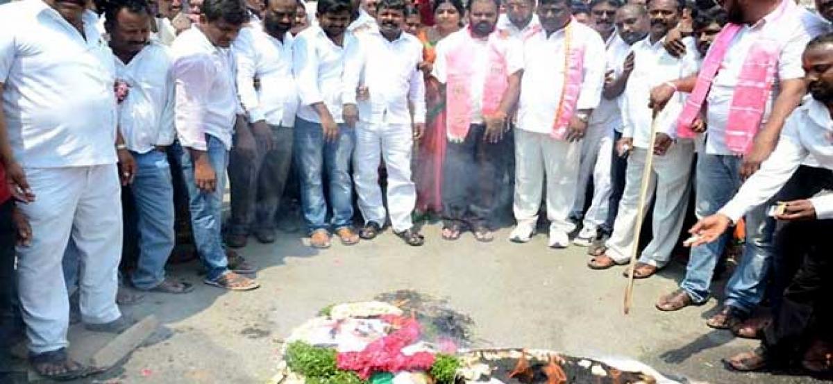 TRS workers burn Uttams effigy