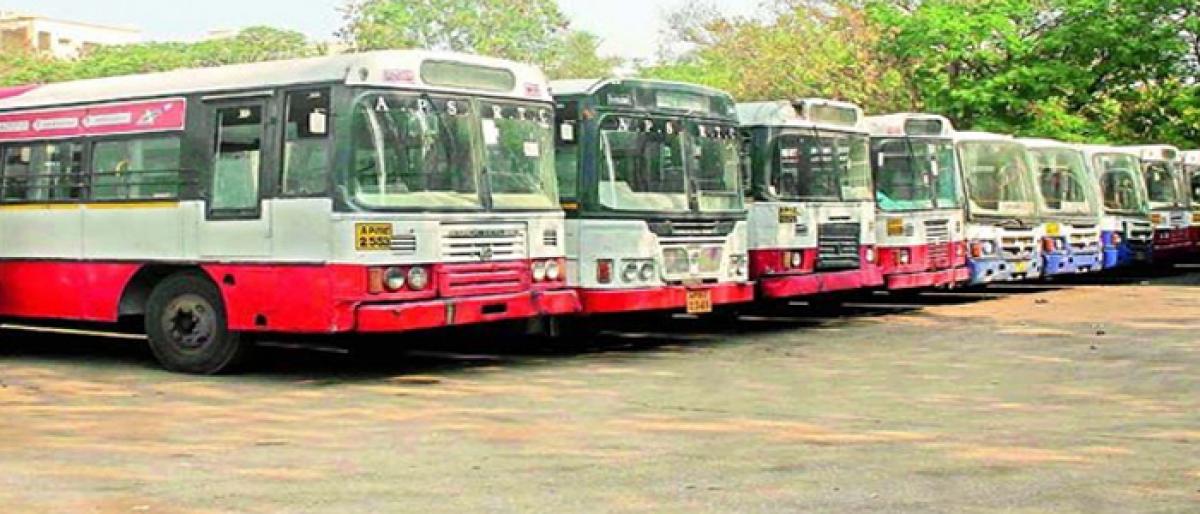 Congress accuses KCR of blackmailing TSRTC staff