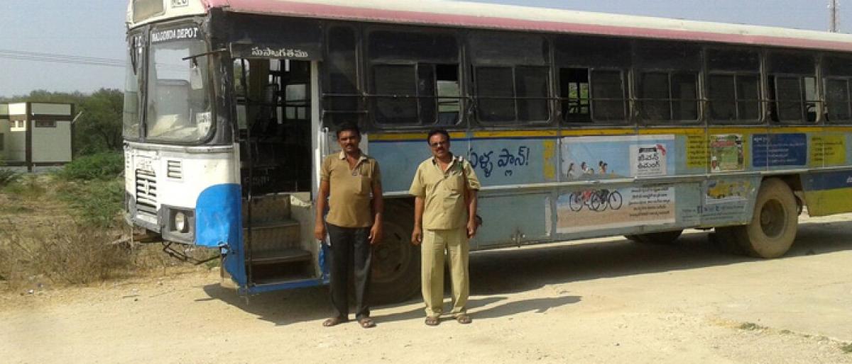 TSRTC driver helps Inter students reach centre in time