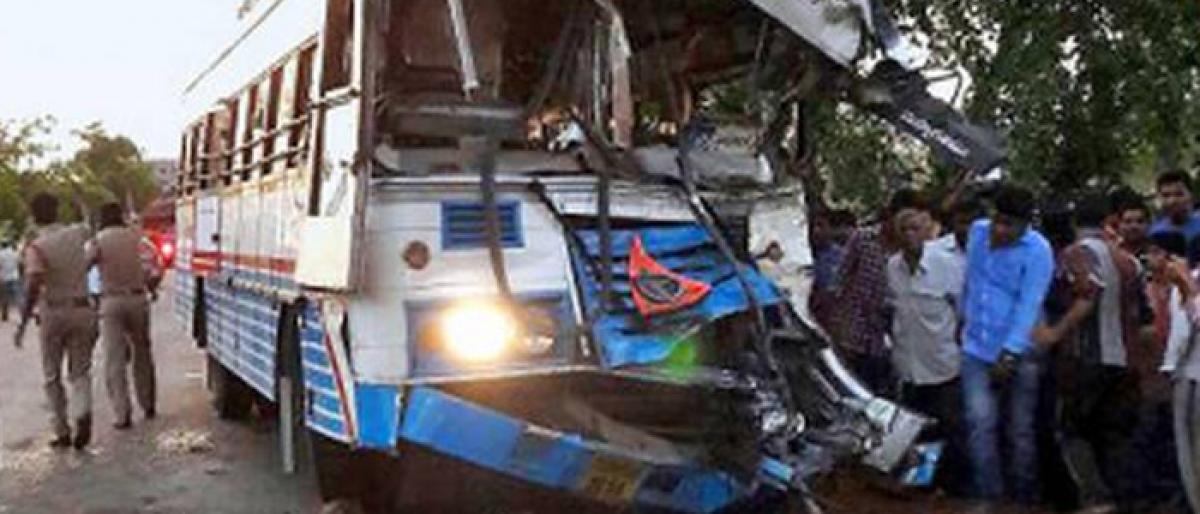 7 killed, 15 hurt as truck rams into TSRTC bus