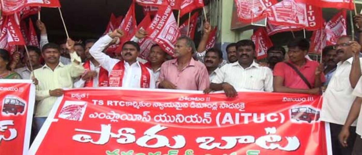 TSRTC employees take to streets in Warangal