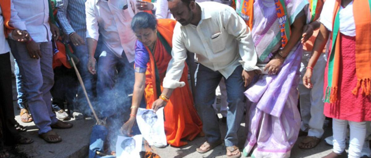 BJP demands KCR’s apology, burns his effigy