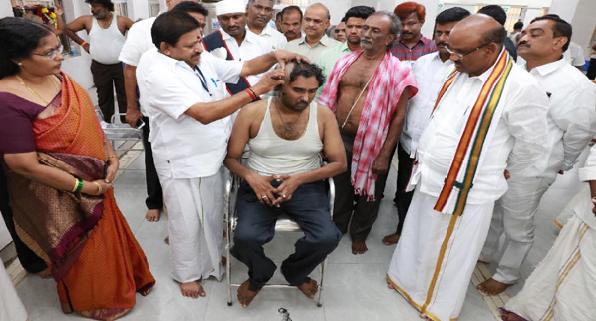 TTD chief thanked for seating to aged in tonsure centres