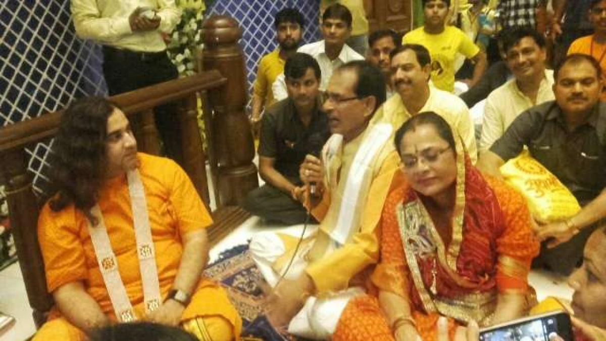 When Chief Minister Shivraj Singh Chouhan Sang Bhajan At Vrindavan Temple