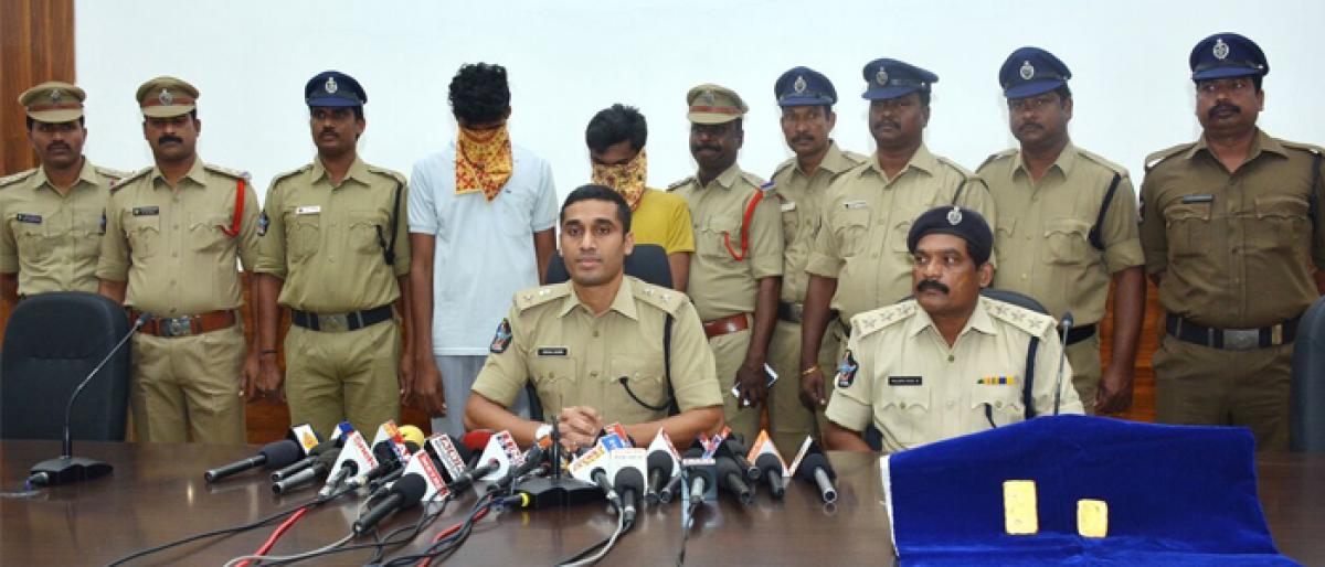 2 arrested, gold worth 24 lakh recovered in Kakinada