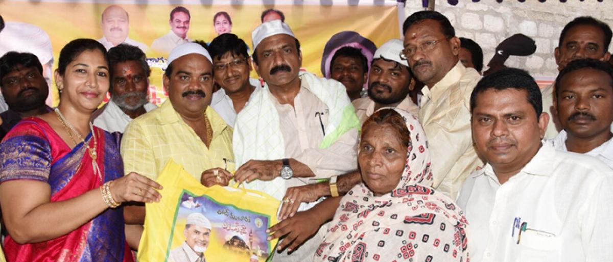 MLA distributing Ramzan Tofa to Muslim Women