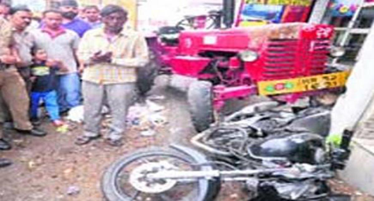 3 injured in tractor-bike collision