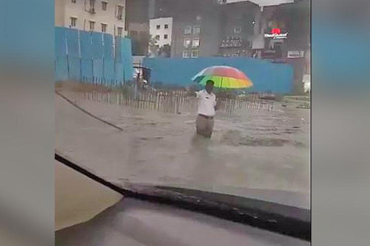 Traffic official wins hearts as he directs traffic in knee-deep water