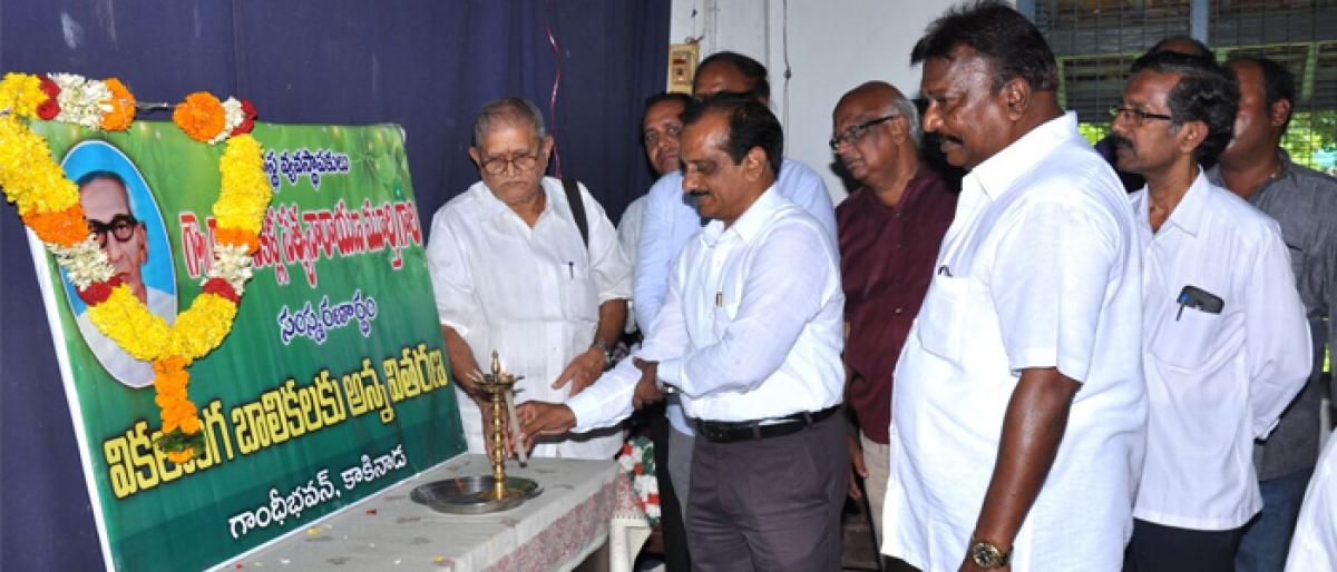Tributes paid to Gandhi Bhavan founder Dr Tanikella Satyanarayana Murthy in Kakinada