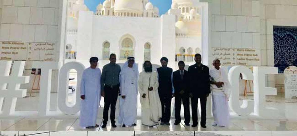 Sri Sri Ravi Shankar visits Grand Mosque in Abu Dhabi, hails its good vibrations