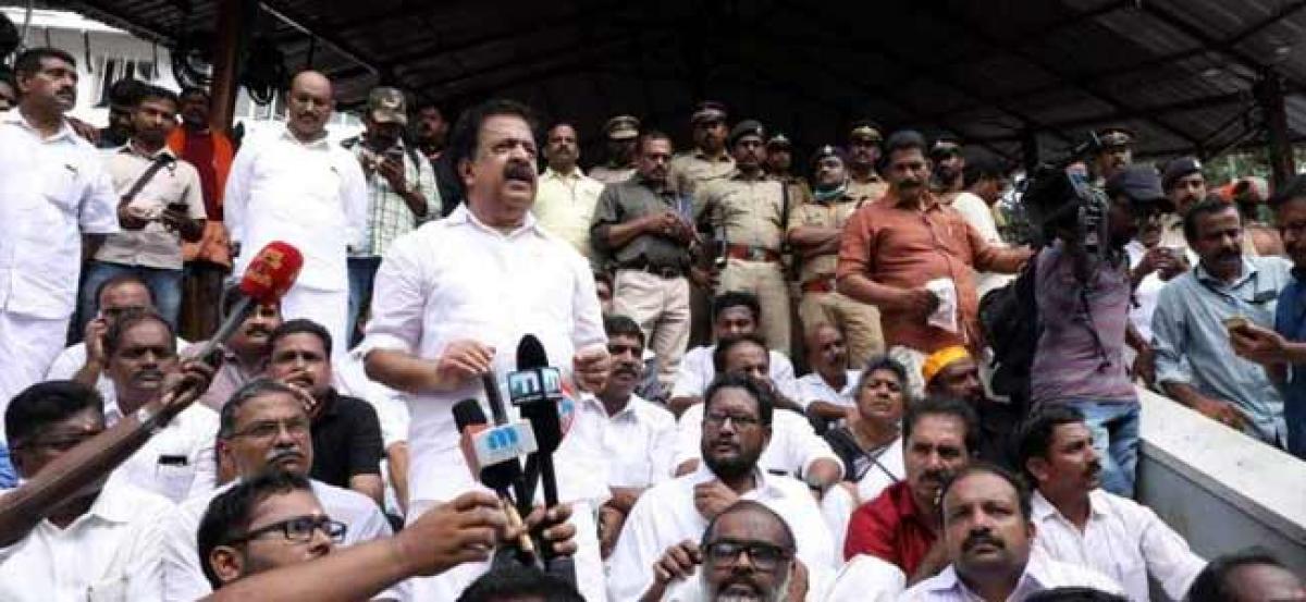 Opposition leaders on way to Sabarimala briefly blocked by police
