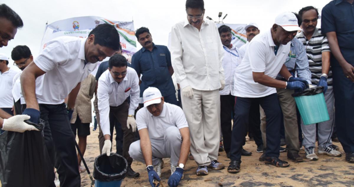 Union Ministers take part in beach cleaning drive