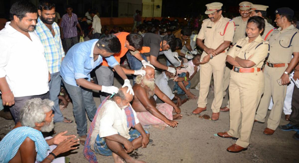 Cops unique gesture toward beggars, mentally-challenged