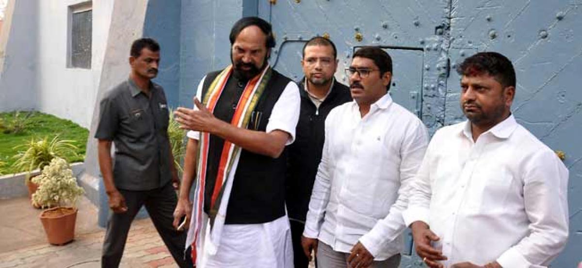 TPCC chief meets Krishna Madiga in Chanchalguda Jail