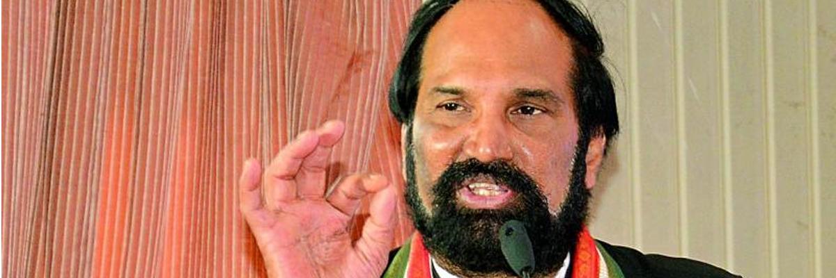 Uttam accuses EC, police of kowtowing to TRS party