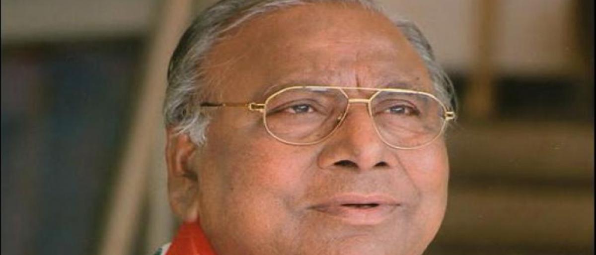 KTR should learn from Pawan: V Hanumantha Rao