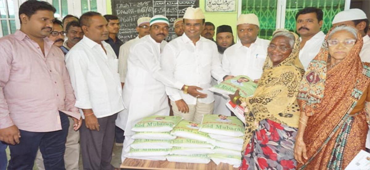 Vivekanand distributes Ramzan gift packets